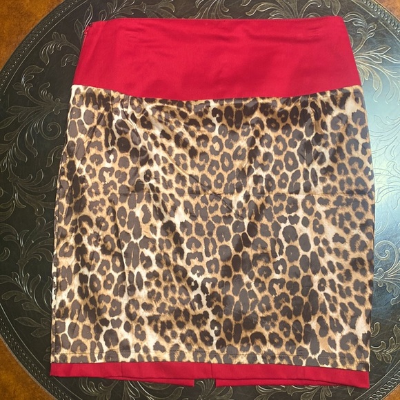 Express Studio Red Pencil w Leopard Lining Skirt Sz 8 - Picture 3 of 8